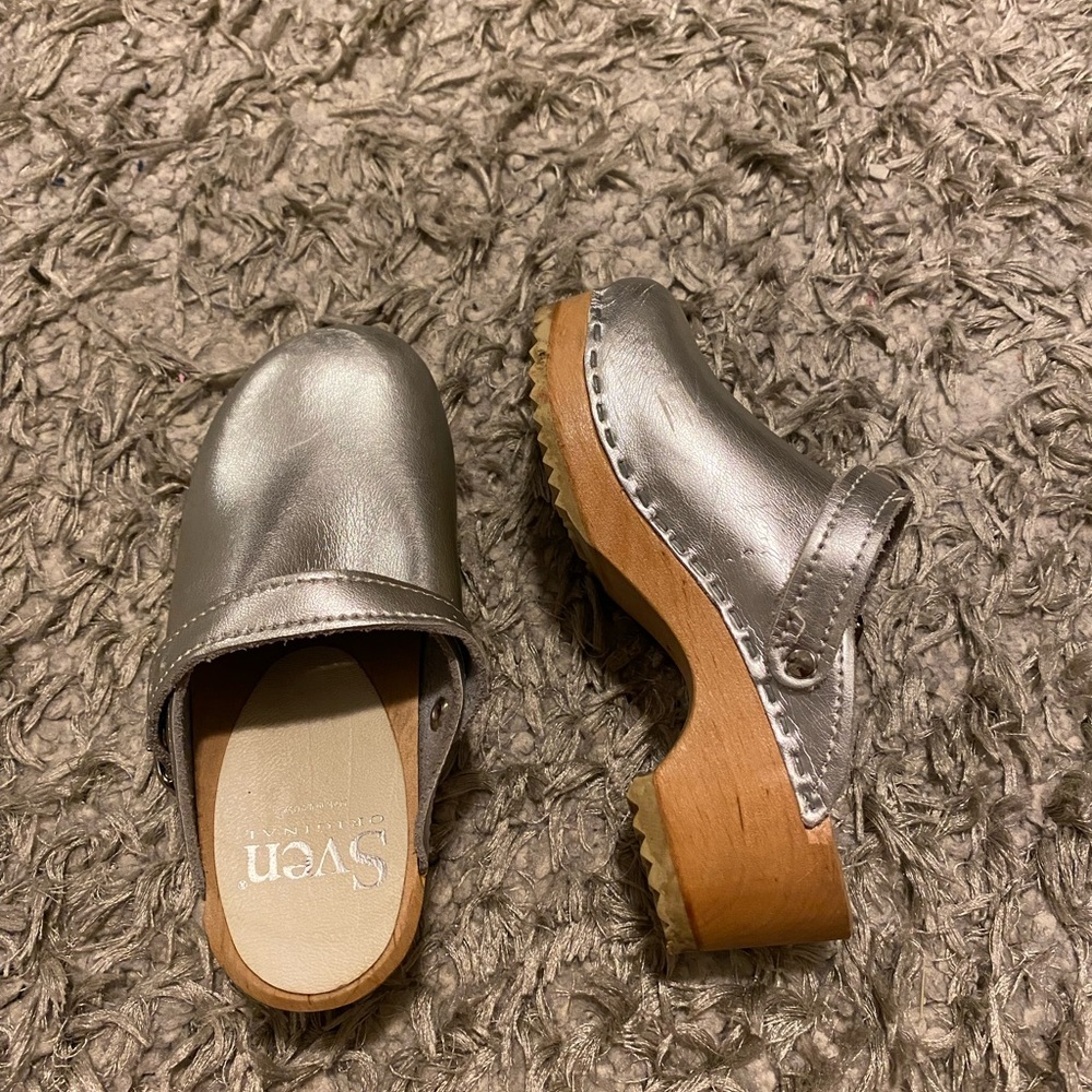 Adorable silver clogs with a wedge!
